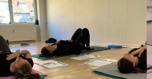 Bliv pilates instruktør - online - deltagere på uddannelsen mærker øvelserne på egen krop