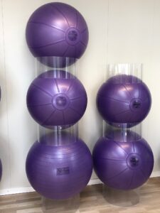 Pilates på den store træningsbold - still-photo fra TROMBORG pilates- og yogastudio i Silkeborg