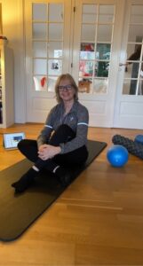 Pilates yoga online hjemme hos dig selv - her er det Pernille, der netop har nydt træningen derhjemme