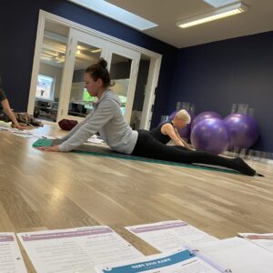 Pilates matwork uddannelse online Silkeborg - deltagere på uddannelsen og et lille afsnit fra manualen