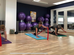 Opnå styrke, fleksibilitet og balance med vores holdundervisning i pilates, yoga og reformer centralt i Silkeborg. Skab en god træningsrutine