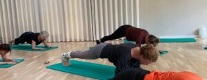 Gruppe af mennesker, der deltager på et Pilates, Yoga og Reformer hold i Silkeborg