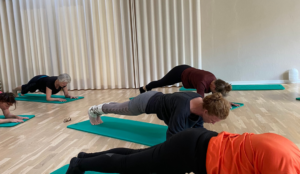 Gruppe af mennesker, der deltager på et Pilates, Yoga og Reformer hold i Silkeborg