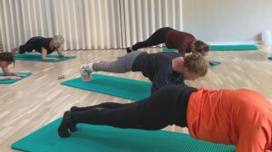 Gruppe af mennesker, der deltager på et pilates, yoga og reformer hold i Silkeborg