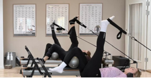 Medlemmer træner på reformer i Silkeborg hos TROMBORG pilates- og yogastudio